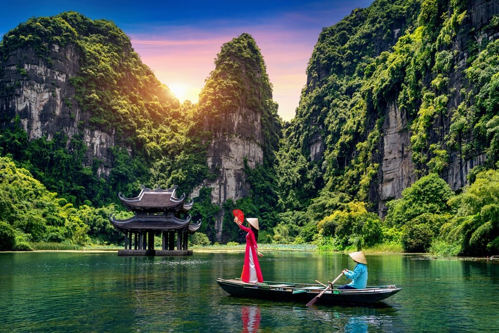 Du khách khám phá vẻ đẹp thiên nhiên Việt Nam