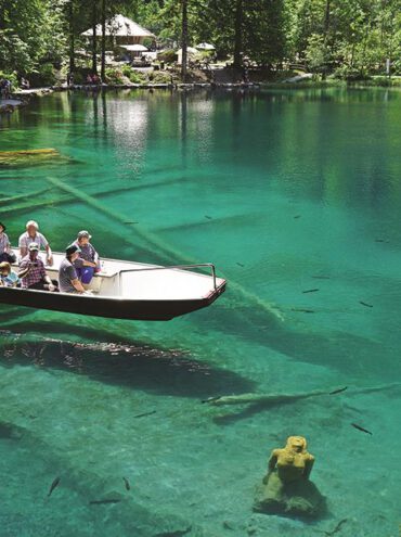 Du lịch Thụy Sĩ đừng quên ghé thăm Blausee, hồ nước pha lê đầy cuốn hút
