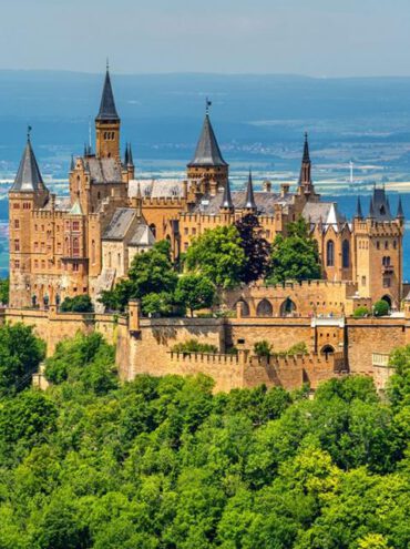 Du lịch Châu Âu khám phá 8 lâu đài cổ tráng lệ